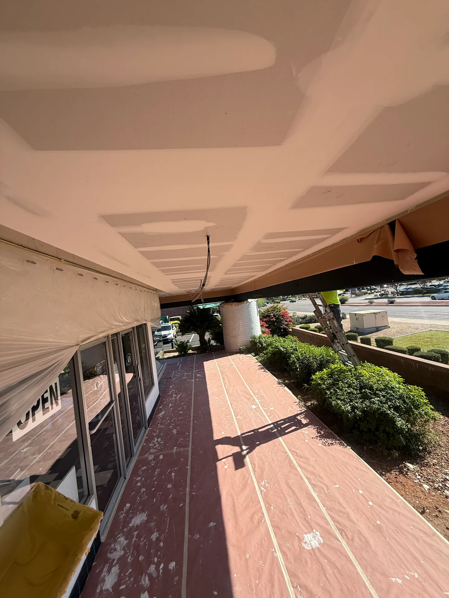 Level 4 ceiling finish and full texture in a Phoenix, AZ retail space